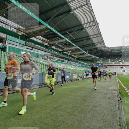 05.10.2025 - 20. swb-Marathon Bremen Michael Burmester http://msf.ph/oto/9277294 05.10.2025 10:29:05 Laufen im Stadion 9218, 9298, 9404, 9428, 9478, 9555, 9556, 9562, 9626, 9627, 9641, 9693, 9696, 9706, 9729, 9810, 9924, 9929, 9958, 9969, 9986, 10062, 10073, 10089, 10109, 10131, 10303, 10381, 10519, 10601, 10715, 10723, 10733, 10789, 10799, 10875, 10888, 10929, 10931, 10973, 11005, 11057, 11119, 11187, 11248, 11292, 11330, 11357, 11561, 11573, 11637, 7414, 9200, 9206, 9207, 9216, 9222, 9223, 9244, 9293, 9366, 9377, 9406, 9665, 9955, 10047, 10211, 10266, 10268, 10303 meine-sportfotos.de