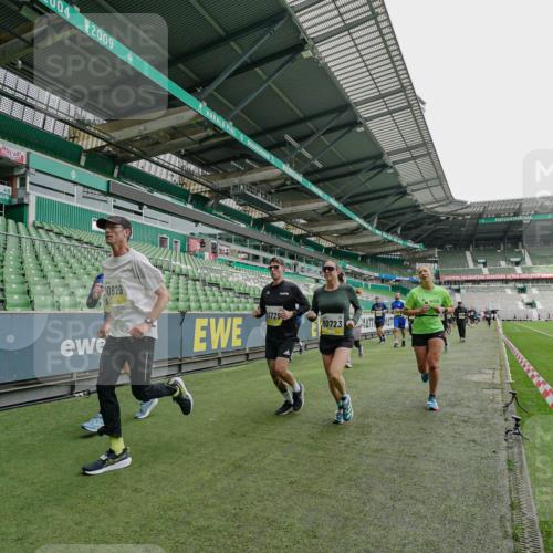 05.10.2025 - 20. swb-Marathon Bremen Michael Burmester http://msf.ph/oto/9277321 05.10.2025 10:29:09 Laufen im Stadion 8787, 9218, 9298, 9404, 9428, 9478, 9555, 9556, 9562, 9626, 9627, 9641, 9674, 9693, 9696, 9706, 9729, 9810, 9924, 9929, 9958, 9969, 9986, 10062, 10073, 10089, 10109, 10131, 10381, 10519, 10601, 10685, 10715, 10723, 10733, 10799, 10875, 10888, 10929, 10931, 10951, 10973, 11005, 11057, 11119, 11187, 11248, 11288, 11292, 11330, 11357, 11561, 11573, 11637, 9200, 9206, 9207, 9216, 9222, 9223, 9293, 9298, 9366, 9377, 9406, 9665, 9955, 10047, 10266, 10268, 10303 meine-sportfotos.de