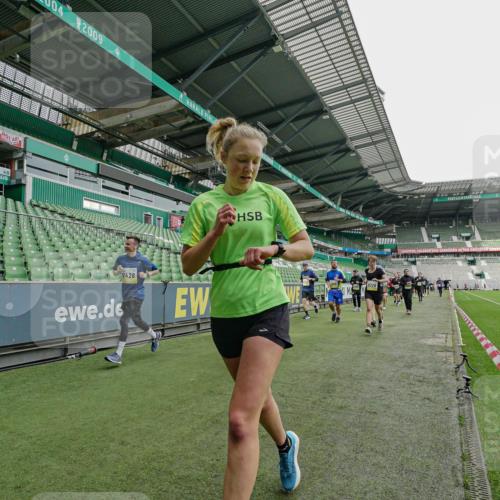 05.10.2025 - 20. swb-Marathon Bremen Michael Burmester http://msf.ph/oto/9277340 05.10.2025 10:29:11 Laufen im Stadion 8787, 9218, 9404, 9428, 9478, 9555, 9556, 9562, 9626, 9627, 9641, 9674, 9693, 9696, 9729, 9810, 9924, 9929, 9958, 9969, 9986, 10062, 10073, 10089, 10109, 10131, 10381, 10400, 10519, 10601, 10685, 10715, 10723, 10733, 10799, 10875, 10888, 10929, 10931, 10951, 10973, 11005, 11022, 11057, 11119, 11187, 11248, 11288, 11292, 11330, 11357, 11561, 11573, 11637, 9200, 9207, 9216, 9222, 9223, 9293, 9298, 9366, 9377, 9406, 9665, 9706, 9955, 10047, 10266, 10268, 10303, 10931 meine-sportfotos.de