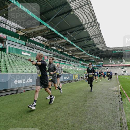 05.10.2025 - 20. swb-Marathon Bremen Michael Burmester http://msf.ph/oto/9277399 05.10.2025 10:29:17 Laufen im Stadion 8787, 9218, 9385, 9404, 9428, 9478, 9555, 9556, 9626, 9627, 9630, 9641, 9674, 9689, 9693, 9696, 9729, 9810, 9889, 9924, 9929, 9958, 9969, 9986, 10062, 10073, 10089, 10131, 10381, 10400, 10601, 10685, 10715, 10723, 10733, 10799, 10868, 10877, 10888, 10929, 10951, 11005, 11022, 11057, 11119, 11187, 11288, 11292, 11573, 11637, 9216, 9298, 9366, 9377, 9406, 9562, 9665, 9706, 9955, 10047, 10109, 10266, 10268, 10303, 10519, 10875, 10931 meine-sportfotos.de