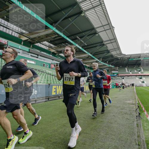 05.10.2025 - 20. swb-Marathon Bremen Michael Burmester http://msf.ph/oto/9277430 05.10.2025 10:29:22 Laufen im Stadion 8787, 9218, 9233, 9385, 9428, 9437, 9478, 9555, 9556, 9583, 9626, 9627, 9630, 9641, 9674, 9689, 9693, 9696, 9704, 9729, 9761, 9889, 9924, 9929, 9958, 9969, 9986, 10062, 10073, 10089, 10381, 10400, 10601, 10685, 10715, 10723, 10733, 10799, 10868, 10877, 10888, 10929, 10951, 10968, 11005, 11022, 11057, 11119, 11187, 11208, 11288, 11292, 11573, 11637, 9298, 9404, 9406, 9562, 9665, 9706, 9955, 10109, 10266, 10268, 10303, 10519, 10875, 10931 meine-sportfotos.de