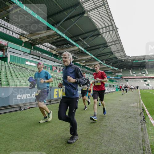 05.10.2025 - 20. swb-Marathon Bremen Michael Burmester http://msf.ph/oto/9277441 05.10.2025 10:29:23 Laufen im Stadion 8787, 9218, 9233, 9385, 9428, 9437, 9478, 9555, 9556, 9583, 9626, 9627, 9630, 9641, 9674, 9689, 9693, 9696, 9704, 9729, 9761, 9889, 9924, 9929, 9958, 9969, 9986, 10062, 10073, 10089, 10381, 10400, 10601, 10685, 10715, 10723, 10733, 10799, 10868, 10877, 10888, 10929, 10951, 10968, 11005, 11022, 11057, 11119, 11187, 11208, 11288, 11292, 11573, 11637, 9298, 9404, 9562, 9665, 9706, 9955, 10109, 10268, 10303, 10519, 10875, 10931 meine-sportfotos.de