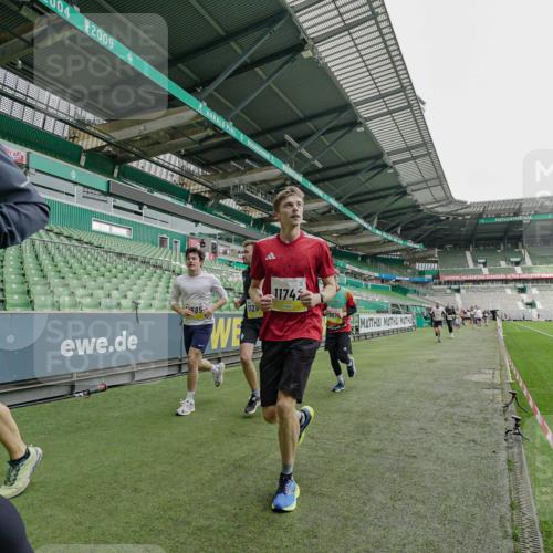 05.10.2025 - 20. swb-Marathon Bremen Michael Burmester http://msf.ph/oto/9277448 05.10.2025 10:29:23 Laufen im Stadion 8787, 9218, 9233, 9385, 9428, 9437, 9478, 9555, 9556, 9583, 9626, 9627, 9630, 9641, 9674, 9689, 9693, 9696, 9704, 9729, 9761, 9889, 9924, 9929, 9958, 9969, 9986, 10062, 10073, 10089, 10381, 10400, 10601, 10685, 10715, 10723, 10733, 10799, 10868, 10877, 10888, 10929, 10951, 10968, 11005, 11022, 11057, 11119, 11187, 11208, 11288, 11292, 11573, 11637, 9298, 9404, 9562, 9665, 9706, 9955, 10109, 10268, 10303, 10519, 10875, 10931 meine-sportfotos.de