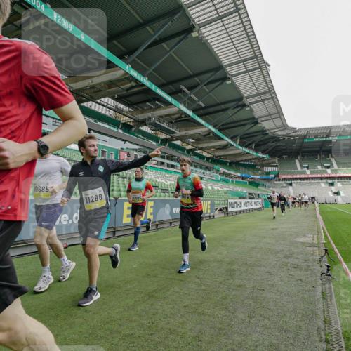 05.10.2025 - 20. swb-Marathon Bremen Michael Burmester http://msf.ph/oto/9277457 05.10.2025 10:29:24 Laufen im Stadion 8787, 9218, 9233, 9385, 9428, 9437, 9478, 9485, 9555, 9556, 9583, 9626, 9627, 9630, 9641, 9674, 9689, 9693, 9696, 9704, 9729, 9761, 9889, 9924, 9929, 9958, 9969, 9986, 10062, 10073, 10089, 10381, 10400, 10534, 10601, 10685, 10715, 10723, 10733, 10799, 10868, 10877, 10888, 10929, 10951, 10968, 11005, 11022, 11057, 11119, 11187, 11208, 11288, 11292, 11573, 11637, 9298, 9404, 9562, 9665, 9706, 9955, 10109, 10303, 10519, 10875, 10931 meine-sportfotos.de