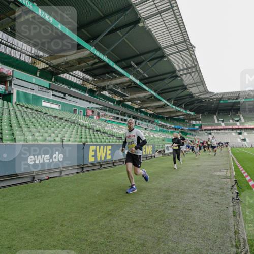 05.10.2025 - 20. swb-Marathon Bremen Michael Burmester http://msf.ph/oto/9277471 05.10.2025 10:29:28 Laufen im Stadion 8787, 8866, 9014, 9218, 9233, 9369, 9385, 9428, 9437, 9478, 9485, 9555, 9556, 9583, 9626, 9627, 9630, 9641, 9674, 9689, 9693, 9696, 9704, 9729, 9740, 9761, 9889, 9924, 9929, 9958, 9969, 9986, 10062, 10073, 10089, 10118, 10170, 10381, 10400, 10534, 10601, 10685, 10715, 10723, 10726, 10733, 10799, 10868, 10877, 10888, 10929, 10951, 10968, 11005, 11022, 11057, 11119, 11187, 11208, 11288, 11292, 11573, 11637, 9298, 9404, 9562, 9706, 10109, 10519, 10875, 10931 meine-sportfotos.de