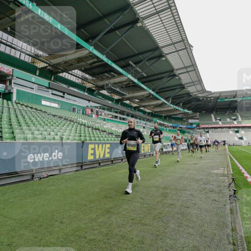 05.10.2025 - 20. swb-Marathon Bremen Michael Burmester http://msf.ph/oto/9277480 05.10.2025 10:29:30 Laufen im Stadion 8787, 8866, 9014, 9218, 9233, 9369, 9385, 9428, 9437, 9478, 9485, 9555, 9556, 9583, 9626, 9627, 9630, 9641, 9674, 9689, 9693, 9696, 9704, 9729, 9740, 9761, 9889, 9924, 9929, 9958, 9969, 9986, 10062, 10073, 10089, 10118, 10170, 10381, 10400, 10534, 10601, 10685, 10715, 10723, 10726, 10733, 10799, 10868, 10877, 10888, 10929, 10932, 10951, 10968, 11005, 11022, 11057, 11119, 11187, 11208, 11288, 11292, 11573, 11637, 9404, 9562, 9706, 10109, 10519, 10875, 10931 meine-sportfotos.de