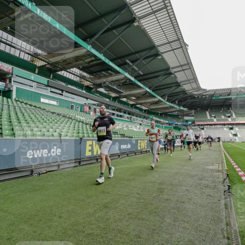 05.10.2025 - 20. swb-Marathon Bremen Michael Burmester http://msf.ph/oto/9277492 05.10.2025 10:29:31 Laufen im Stadion 8787, 8866, 9014, 9218, 9233, 9369, 9385, 9428, 9437, 9478, 9485, 9555, 9556, 9578, 9583, 9626, 9627, 9630, 9641, 9674, 9689, 9693, 9696, 9704, 9729, 9740, 9761, 9889, 9924, 9929, 9958, 9969, 9986, 10062, 10073, 10089, 10118, 10170, 10381, 10400, 10534, 10601, 10685, 10715, 10723, 10726, 10733, 10799, 10868, 10877, 10888, 10929, 10932, 10951, 10968, 11005, 11022, 11057, 11119, 11187, 11208, 11288, 11292, 11637, 9404, 9562, 10109, 10519, 10875, 10931 meine-sportfotos.de