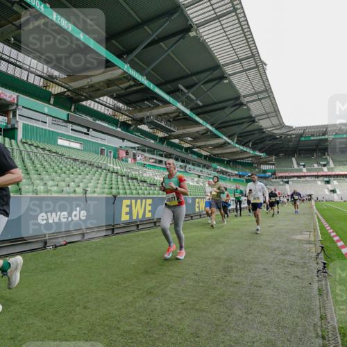 05.10.2025 - 20. swb-Marathon Bremen Michael Burmester http://msf.ph/oto/9277495 05.10.2025 10:29:32 Laufen im Stadion 8787, 8866, 9014, 9218, 9233, 9369, 9385, 9428, 9437, 9478, 9485, 9555, 9556, 9578, 9579, 9583, 9626, 9627, 9630, 9641, 9674, 9689, 9693, 9696, 9704, 9729, 9740, 9761, 9889, 9924, 9929, 9958, 9969, 9986, 10062, 10073, 10089, 10118, 10170, 10381, 10400, 10534, 10601, 10685, 10715, 10723, 10726, 10733, 10799, 10868, 10877, 10888, 10929, 10932, 10951, 10968, 11005, 11022, 11057, 11119, 11187, 11208, 11288, 11292, 11637, 9404, 9562, 10109, 10519, 10875 meine-sportfotos.de