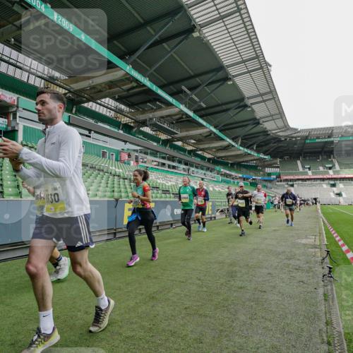 05.10.2025 - 20. swb-Marathon Bremen Michael Burmester http://msf.ph/oto/9277525 05.10.2025 10:29:35 Laufen im Stadion 8787, 8866, 9014, 9218, 9233, 9369, 9385, 9428, 9437, 9478, 9485, 9555, 9556, 9578, 9579, 9583, 9626, 9627, 9630, 9641, 9658, 9674, 9689, 9693, 9696, 9704, 9729, 9740, 9761, 9803, 9889, 9924, 9929, 9958, 9969, 9986, 10073, 10089, 10118, 10170, 10381, 10400, 10432, 10534, 10601, 10685, 10715, 10723, 10726, 10733, 10799, 10868, 10877, 10923, 10929, 10932, 10951, 10968, 11005, 11022, 11057, 11119, 11187, 11208, 11288, 11292, 11298, 11637, 9404, 9562 meine-sportfotos.de