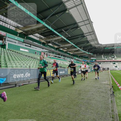 05.10.2025 - 20. swb-Marathon Bremen Michael Burmester http://msf.ph/oto/9277536 05.10.2025 10:29:36 Laufen im Stadion 8787, 8866, 9014, 9218, 9233, 9369, 9385, 9428, 9437, 9478, 9485, 9555, 9556, 9578, 9579, 9583, 9626, 9627, 9630, 9641, 9658, 9674, 9689, 9693, 9696, 9704, 9729, 9740, 9761, 9803, 9889, 9924, 9929, 9958, 9969, 9986, 10073, 10089, 10118, 10170, 10381, 10400, 10432, 10534, 10601, 10685, 10715, 10723, 10726, 10733, 10799, 10868, 10877, 10923, 10929, 10932, 10951, 10968, 11005, 11022, 11057, 11119, 11187, 11208, 11288, 11298, 9404 meine-sportfotos.de