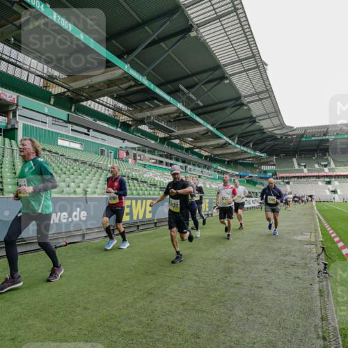 05.10.2025 - 20. swb-Marathon Bremen Michael Burmester http://msf.ph/oto/9277544 05.10.2025 10:29:36 Laufen im Stadion 8787, 8866, 9014, 9218, 9233, 9369, 9385, 9428, 9437, 9478, 9485, 9555, 9556, 9578, 9579, 9583, 9626, 9627, 9630, 9641, 9658, 9674, 9689, 9693, 9696, 9704, 9729, 9740, 9761, 9803, 9889, 9924, 9929, 9958, 9969, 9986, 10073, 10089, 10118, 10170, 10381, 10400, 10432, 10534, 10601, 10685, 10715, 10723, 10726, 10733, 10799, 10868, 10877, 10923, 10929, 10932, 10951, 10968, 11005, 11022, 11057, 11119, 11187, 11208, 11288, 11298, 9404 meine-sportfotos.de