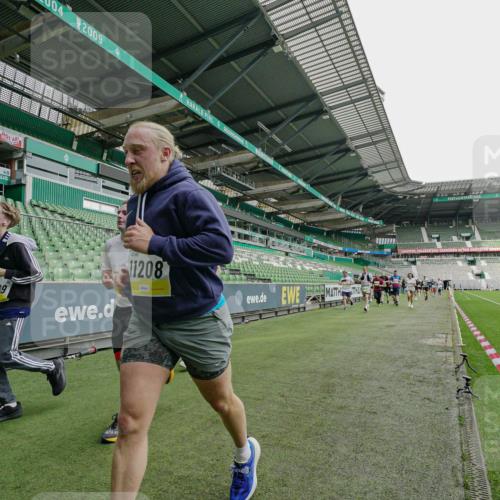 05.10.2025 - 20. swb-Marathon Bremen Michael Burmester http://msf.ph/oto/9277575 05.10.2025 10:29:39 Laufen im Stadion 7202, 8787, 8866, 9014, 9199, 9218, 9233, 9261, 9369, 9385, 9428, 9437, 9478, 9485, 9555, 9556, 9578, 9579, 9583, 9626, 9627, 9630, 9641, 9658, 9674, 9689, 9693, 9696, 9704, 9729, 9740, 9761, 9803, 9889, 9924, 9929, 9958, 9969, 9986, 10073, 10089, 10118, 10170, 10246, 10381, 10400, 10432, 10534, 10601, 10685, 10715, 10723, 10726, 10733, 10781, 10799, 10868, 10877, 10923, 10929, 10932, 10951, 10968, 11005, 11022, 11057, 11091, 11119, 11187, 11208, 11288, 11298, 9404 meine-sportfotos.de