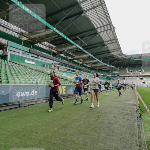 05.10.2025 - 20. swb-Marathon Bremen Michael Burmester http://msf.ph/oto/9277600 05.10.2025 10:29:44 Laufen im Stadion 7202, 8787, 8866, 9014, 9199, 9218, 9233, 9261, 9369, 9385, 9428, 9437, 9452, 9485, 9555, 9556, 9578, 9579, 9583, 9626, 9627, 9630, 9658, 9674, 9689, 9693, 9696, 9704, 9729, 9740, 9761, 9803, 9832, 9889, 9924, 9929, 9958, 9969, 9986, 10073, 10089, 10118, 10170, 10246, 10376, 10400, 10432, 10534, 10601, 10673, 10685, 10715, 10723, 10726, 10733, 10781, 10868, 10877, 10923, 10929, 10932, 10951, 10968, 11005, 11022, 11091, 11119, 11177, 11187, 11208, 11288, 11298 meine-sportfotos.de