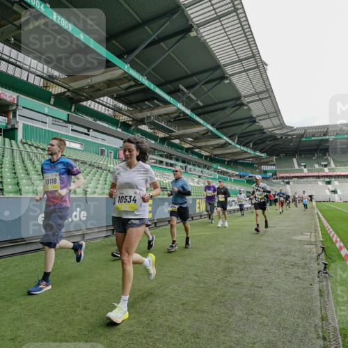 05.10.2025 - 20. swb-Marathon Bremen Michael Burmester http://msf.ph/oto/9277612 05.10.2025 10:29:45 Laufen im Stadion 7202, 8787, 8866, 9014, 9199, 9218, 9233, 9261, 9369, 9385, 9428, 9437, 9452, 9485, 9555, 9556, 9578, 9579, 9583, 9626, 9627, 9630, 9658, 9674, 9689, 9693, 9696, 9704, 9729, 9740, 9761, 9803, 9832, 9889, 9924, 9929, 9958, 9969, 9986, 10073, 10089, 10118, 10170, 10246, 10376, 10400, 10432, 10534, 10601, 10673, 10685, 10715, 10723, 10726, 10733, 10781, 10868, 10877, 10923, 10929, 10932, 10951, 10968, 11005, 11022, 11091, 11119, 11177, 11187, 11208, 11288, 11298 meine-sportfotos.de
