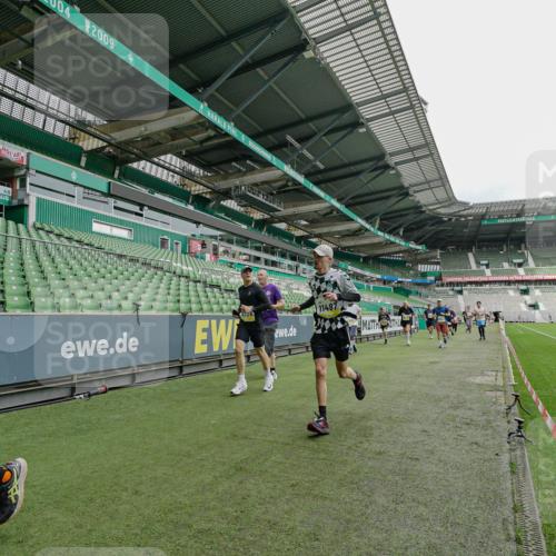 05.10.2025 - 20. swb-Marathon Bremen Michael Burmester http://msf.ph/oto/9277628 05.10.2025 10:29:47 Laufen im Stadion 7202, 8787, 8866, 9014, 9199, 9218, 9233, 9255, 9261, 9369, 9385, 9428, 9435, 9437, 9452, 9485, 9555, 9556, 9578, 9579, 9583, 9630, 9658, 9674, 9689, 9693, 9696, 9704, 9729, 9740, 9761, 9803, 9832, 9889, 9924, 9929, 9958, 9969, 9986, 10073, 10089, 10118, 10170, 10246, 10376, 10400, 10432, 10534, 10601, 10673, 10685, 10715, 10723, 10726, 10733, 10781, 10868, 10877, 10923, 10929, 10932, 10951, 10968, 11005, 11022, 11091, 11119, 11177, 11187, 11208, 11288, 11298 meine-sportfotos.de