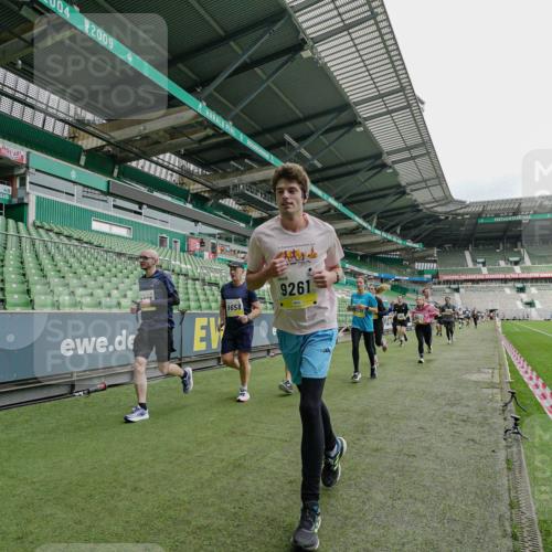 05.10.2025 - 20. swb-Marathon Bremen Michael Burmester http://msf.ph/oto/9277682 05.10.2025 10:29:53 Laufen im Stadion 7202, 8787, 8866, 9014, 9199, 9233, 9255, 9259, 9261, 9369, 9385, 9428, 9435, 9437, 9452, 9485, 9555, 9578, 9579, 9583, 9630, 9658, 9674, 9689, 9696, 9704, 9729, 9740, 9761, 9803, 9832, 9889, 9924, 9929, 9958, 9975, 9986, 10073, 10089, 10118, 10170, 10246, 10376, 10400, 10432, 10443, 10534, 10548, 10601, 10673, 10685, 10715, 10723, 10726, 10733, 10781, 10868, 10873, 10877, 10923, 10929, 10932, 10951, 10968, 11005, 11022, 11091, 11177, 11187, 11208, 11288, 11298, 9556 meine-sportfotos.de