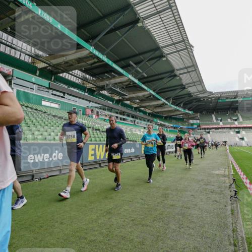 05.10.2025 - 20. swb-Marathon Bremen Michael Burmester http://msf.ph/oto/9277695 05.10.2025 10:29:53 Laufen im Stadion 7202, 8787, 8866, 9014, 9199, 9233, 9255, 9259, 9261, 9369, 9385, 9428, 9435, 9437, 9452, 9485, 9555, 9578, 9579, 9583, 9630, 9658, 9674, 9689, 9696, 9704, 9729, 9740, 9761, 9803, 9832, 9889, 9924, 9929, 9958, 9975, 9986, 10073, 10089, 10118, 10170, 10246, 10376, 10400, 10432, 10443, 10534, 10548, 10601, 10673, 10685, 10715, 10723, 10726, 10733, 10781, 10868, 10873, 10877, 10923, 10929, 10932, 10951, 10968, 11005, 11022, 11091, 11177, 11187, 11208, 11288, 11298, 9556 meine-sportfotos.de