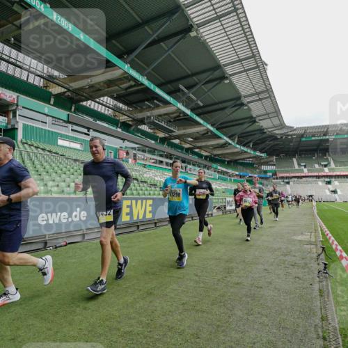 05.10.2025 - 20. swb-Marathon Bremen Michael Burmester http://msf.ph/oto/9277706 05.10.2025 10:29:54 Laufen im Stadion 7202, 8787, 8866, 9014, 9199, 9233, 9255, 9259, 9261, 9369, 9385, 9428, 9435, 9437, 9452, 9485, 9555, 9578, 9579, 9583, 9630, 9658, 9674, 9689, 9696, 9704, 9729, 9740, 9761, 9803, 9832, 9889, 9924, 9929, 9958, 9975, 10022, 10073, 10089, 10118, 10170, 10246, 10376, 10400, 10432, 10443, 10534, 10548, 10601, 10673, 10685, 10715, 10726, 10733, 10781, 10868, 10873, 10877, 10923, 10929, 10932, 10951, 10968, 11005, 11022, 11091, 11177, 11187, 11208, 11288, 11298, 9556 meine-sportfotos.de