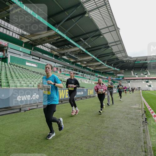 05.10.2025 - 20. swb-Marathon Bremen Michael Burmester http://msf.ph/oto/9277713 05.10.2025 10:29:55 Laufen im Stadion 7202, 8787, 8866, 9014, 9199, 9233, 9255, 9259, 9261, 9369, 9385, 9428, 9435, 9437, 9452, 9485, 9555, 9578, 9579, 9583, 9630, 9658, 9674, 9689, 9696, 9704, 9729, 9740, 9761, 9803, 9832, 9889, 9924, 9929, 9958, 9975, 10022, 10073, 10118, 10159, 10170, 10246, 10376, 10400, 10432, 10443, 10534, 10548, 10601, 10673, 10685, 10715, 10726, 10733, 10781, 10868, 10873, 10877, 10923, 10932, 10951, 10968, 11005, 11022, 11091, 11177, 11187, 11208, 11288, 11298, 9556 meine-sportfotos.de