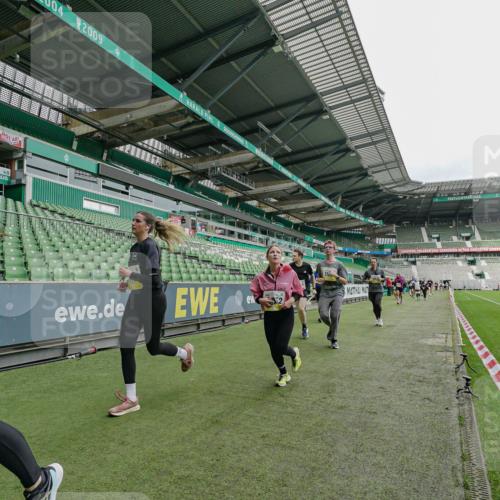 05.10.2025 - 20. swb-Marathon Bremen Michael Burmester http://msf.ph/oto/9277722 05.10.2025 10:29:55 Laufen im Stadion 7202, 8787, 8866, 9014, 9199, 9233, 9255, 9259, 9261, 9369, 9385, 9428, 9435, 9437, 9452, 9485, 9555, 9578, 9579, 9583, 9630, 9658, 9674, 9689, 9696, 9704, 9729, 9740, 9761, 9803, 9832, 9889, 9924, 9929, 9958, 9975, 10022, 10073, 10118, 10159, 10170, 10246, 10376, 10400, 10432, 10443, 10534, 10548, 10601, 10673, 10685, 10715, 10726, 10733, 10781, 10868, 10873, 10877, 10923, 10932, 10951, 10968, 11005, 11022, 11091, 11177, 11187, 11208, 11288, 11298, 9556 meine-sportfotos.de