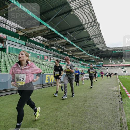 05.10.2025 - 20. swb-Marathon Bremen Michael Burmester http://msf.ph/oto/9277731 05.10.2025 10:29:56 Laufen im Stadion 7202, 8787, 8866, 9014, 9199, 9233, 9255, 9259, 9261, 9369, 9385, 9428, 9435, 9437, 9452, 9485, 9555, 9578, 9579, 9583, 9630, 9658, 9674, 9689, 9696, 9704, 9740, 9761, 9803, 9832, 9889, 9924, 9929, 9958, 9975, 10022, 10073, 10118, 10159, 10170, 10246, 10376, 10400, 10432, 10443, 10534, 10548, 10601, 10673, 10685, 10715, 10726, 10733, 10781, 10868, 10873, 10877, 10923, 10932, 10951, 10968, 11005, 11022, 11091, 11177, 11187, 11208, 11288, 11298, 9556 meine-sportfotos.de