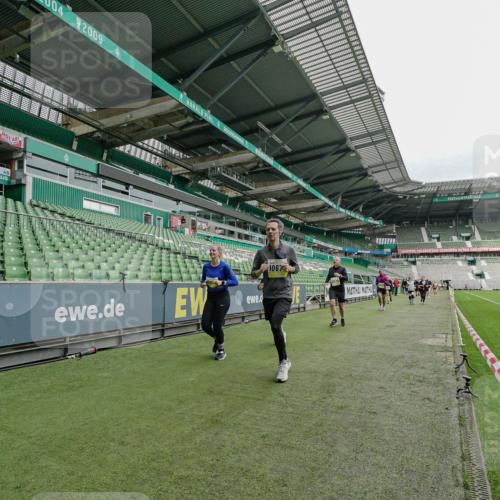 05.10.2025 - 20. swb-Marathon Bremen Michael Burmester http://msf.ph/oto/9277739 05.10.2025 10:29:57 Laufen im Stadion 7202, 8787, 8866, 9014, 9199, 9233, 9240, 9255, 9259, 9261, 9369, 9385, 9428, 9435, 9437, 9452, 9485, 9555, 9578, 9579, 9583, 9630, 9658, 9674, 9689, 9696, 9704, 9740, 9761, 9803, 9832, 9889, 9924, 9929, 9958, 9975, 10022, 10073, 10118, 10159, 10170, 10246, 10376, 10392, 10400, 10432, 10443, 10534, 10548, 10601, 10673, 10685, 10715, 10726, 10781, 10868, 10873, 10877, 10923, 10932, 10951, 10968, 11005, 11022, 11091, 11177, 11187, 11208, 11288, 11298, 9556 meine-sportfotos.de