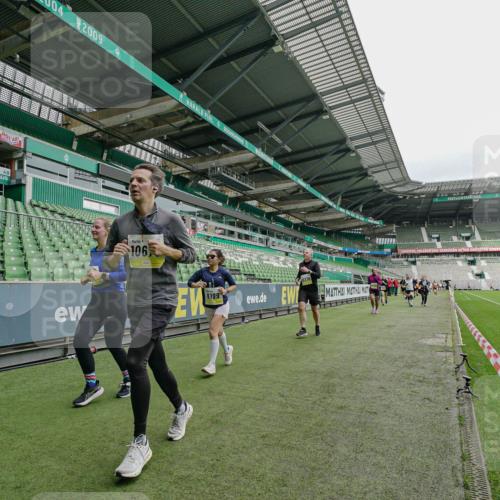 05.10.2025 - 20. swb-Marathon Bremen Michael Burmester http://msf.ph/oto/9277746 05.10.2025 10:29:58 Laufen im Stadion 7202, 8787, 8866, 9014, 9199, 9233, 9240, 9255, 9259, 9261, 9369, 9385, 9435, 9437, 9452, 9485, 9555, 9578, 9579, 9583, 9630, 9658, 9674, 9689, 9696, 9704, 9740, 9761, 9803, 9832, 9889, 9924, 9929, 9958, 9975, 10022, 10073, 10118, 10159, 10170, 10221, 10246, 10376, 10392, 10400, 10432, 10443, 10534, 10548, 10601, 10673, 10685, 10715, 10726, 10781, 10868, 10873, 10877, 10923, 10932, 10951, 10968, 11005, 11022, 11091, 11177, 11187, 11208, 11288, 11298, 9556 meine-sportfotos.de