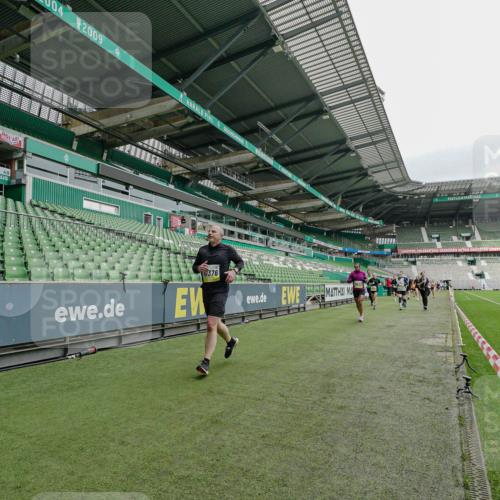 05.10.2025 - 20. swb-Marathon Bremen Michael Burmester http://msf.ph/oto/9277755 05.10.2025 10:29:59 Laufen im Stadion 7202, 8787, 8866, 9014, 9199, 9233, 9240, 9255, 9259, 9261, 9369, 9385, 9435, 9437, 9452, 9485, 9555, 9578, 9579, 9583, 9630, 9658, 9674, 9689, 9696, 9704, 9740, 9761, 9803, 9832, 9889, 9924, 9929, 9958, 9975, 10022, 10073, 10118, 10159, 10170, 10221, 10246, 10376, 10392, 10400, 10432, 10443, 10534, 10548, 10601, 10673, 10685, 10715, 10726, 10781, 10868, 10873, 10877, 10923, 10932, 10951, 10968, 11005, 11022, 11091, 11177, 11208, 11288, 11298, 11319, 9556 meine-sportfotos.de