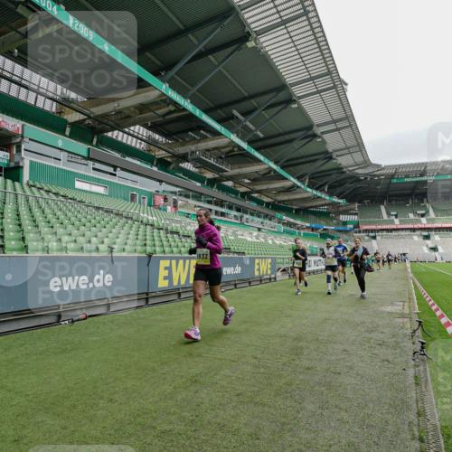 05.10.2025 - 20. swb-Marathon Bremen Michael Burmester http://msf.ph/oto/9277762 05.10.2025 10:30:02 Laufen im Stadion 7202, 8787, 8866, 9014, 9199, 9233, 9240, 9255, 9259, 9261, 9369, 9385, 9435, 9437, 9452, 9485, 9578, 9579, 9583, 9630, 9658, 9674, 9689, 9704, 9740, 9761, 9803, 9832, 9889, 9924, 9929, 9958, 9975, 10022, 10073, 10118, 10159, 10170, 10221, 10246, 10376, 10392, 10400, 10432, 10443, 10507, 10534, 10548, 10601, 10673, 10685, 10715, 10726, 10781, 10868, 10873, 10877, 10923, 10932, 10951, 10968, 11022, 11091, 11177, 11208, 11288, 11298, 11319, 9556 meine-sportfotos.de