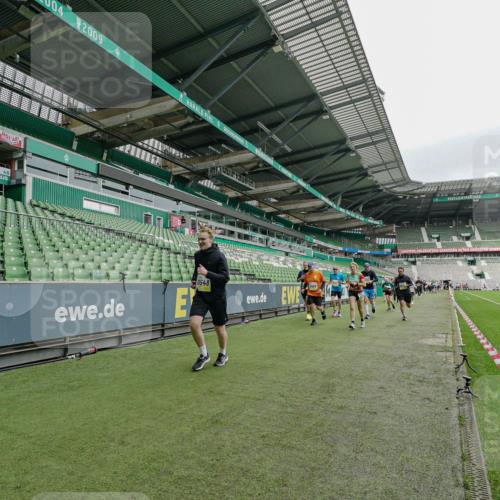 05.10.2025 - 20. swb-Marathon Bremen Michael Burmester http://msf.ph/oto/9277846 05.10.2025 10:30:09 Laufen im Stadion 7202, 7733, 8866, 9014, 9199, 9209, 9233, 9240, 9255, 9259, 9261, 9299, 9317, 9369, 9385, 9435, 9437, 9452, 9485, 9578, 9579, 9583, 9630, 9658, 9663, 9689, 9704, 9740, 9761, 9803, 9832, 9889, 9906, 9966, 9975, 10022, 10118, 10159, 10170, 10221, 10224, 10227, 10241, 10246, 10346, 10376, 10392, 10400, 10432, 10443, 10507, 10534, 10548, 10581, 10584, 10673, 10726, 10781, 10868, 10873, 10877, 10923, 10932, 10968, 11022, 11091, 11177, 11208, 11298, 11319, 8787, 9556 meine-sportfotos.de