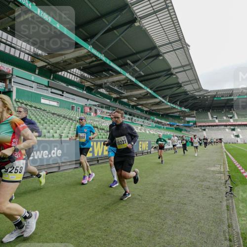 05.10.2025 - 20. swb-Marathon Bremen Michael Burmester http://msf.ph/oto/9277886 05.10.2025 10:30:12 Laufen im Stadion 7202, 7733, 8866, 9014, 9199, 9209, 9233, 9240, 9251, 9255, 9259, 9261, 9299, 9317, 9369, 9385, 9435, 9437, 9452, 9485, 9578, 9579, 9583, 9630, 9658, 9663, 9689, 9704, 9740, 9761, 9803, 9832, 9888, 9889, 9906, 9966, 9975, 10022, 10043, 10118, 10159, 10170, 10221, 10224, 10227, 10241, 10246, 10346, 10376, 10392, 10432, 10443, 10507, 10534, 10548, 10581, 10584, 10673, 10726, 10781, 10868, 10873, 10877, 10923, 10932, 10968, 11091, 11177, 11208, 11298, 11319, 8787 meine-sportfotos.de