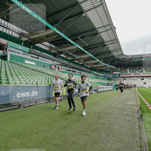 05.10.2025 - 20. swb-Marathon Bremen Michael Burmester http://msf.ph/oto/9277907 05.10.2025 10:30:16 Laufen im Stadion 7202, 7733, 8866, 9014, 9199, 9209, 9233, 9240, 9251, 9255, 9259, 9261, 9299, 9317, 9369, 9385, 9435, 9437, 9452, 9482, 9485, 9578, 9579, 9583, 9658, 9663, 9689, 9704, 9740, 9761, 9803, 9832, 9888, 9889, 9906, 9966, 9975, 9987, 10022, 10043, 10118, 10159, 10170, 10221, 10224, 10227, 10241, 10246, 10254, 10346, 10376, 10392, 10432, 10443, 10507, 10534, 10548, 10581, 10584, 10673, 10726, 10781, 10868, 10873, 10923, 10932, 10968, 11091, 11177, 11208, 11298, 11319, 8787 meine-sportfotos.de