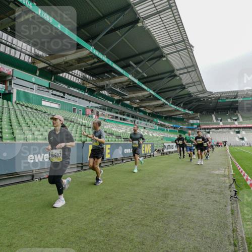 05.10.2025 - 20. swb-Marathon Bremen Michael Burmester http://msf.ph/oto/9277936 05.10.2025 10:30:23 Laufen im Stadion 7202, 7733, 8866, 9014, 9199, 9209, 9230, 9240, 9251, 9255, 9259, 9261, 9299, 9317, 9369, 9435, 9452, 9482, 9485, 9501, 9578, 9579, 9658, 9663, 9740, 9803, 9832, 9888, 9906, 9966, 9975, 9987, 10022, 10043, 10118, 10159, 10170, 10221, 10224, 10227, 10241, 10246, 10254, 10346, 10376, 10378, 10392, 10432, 10443, 10507, 10534, 10548, 10581, 10584, 10625, 10673, 10726, 10781, 10873, 10923, 10932, 11091, 11177, 11298, 11319, 8787 meine-sportfotos.de