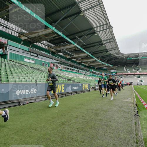 05.10.2025 - 20. swb-Marathon Bremen Michael Burmester http://msf.ph/oto/9277948 05.10.2025 10:30:24 Laufen im Stadion 7202, 7733, 8866, 9014, 9199, 9209, 9230, 9240, 9251, 9255, 9259, 9261, 9299, 9317, 9369, 9435, 9452, 9482, 9485, 9501, 9578, 9579, 9658, 9663, 9740, 9803, 9832, 9888, 9906, 9966, 9975, 9987, 10022, 10043, 10118, 10159, 10170, 10221, 10224, 10227, 10241, 10246, 10254, 10346, 10376, 10378, 10380, 10392, 10432, 10443, 10507, 10534, 10548, 10581, 10584, 10625, 10673, 10726, 10781, 10873, 10923, 10932, 11091, 11177, 11298, 11319, 8787 meine-sportfotos.de