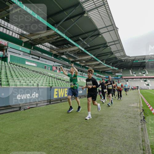 05.10.2025 - 20. swb-Marathon Bremen Michael Burmester http://msf.ph/oto/9277963 05.10.2025 10:30:25 Laufen im Stadion 7202, 7733, 8866, 9014, 9199, 9209, 9214, 9230, 9240, 9251, 9255, 9259, 9261, 9299, 9317, 9333, 9369, 9435, 9452, 9482, 9501, 9578, 9579, 9658, 9663, 9740, 9787, 9803, 9832, 9888, 9894, 9906, 9966, 9975, 9987, 10022, 10043, 10066, 10118, 10159, 10170, 10221, 10224, 10227, 10241, 10246, 10254, 10346, 10376, 10378, 10380, 10392, 10432, 10443, 10507, 10548, 10556, 10581, 10584, 10625, 10673, 10726, 10781, 10873, 10923, 10932, 11091, 11177, 11298, 11319, 8787 meine-sportfotos.de