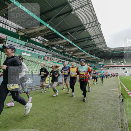 05.10.2025 - 20. swb-Marathon Bremen Michael Burmester http://msf.ph/oto/9277988 05.10.2025 10:30:28 Laufen im Stadion 7202, 7733, 9014, 9199, 9209, 9214, 9230, 9240, 9251, 9255, 9259, 9261, 9299, 9317, 9333, 9369, 9399, 9435, 9452, 9482, 9501, 9578, 9579, 9658, 9663, 9787, 9803, 9832, 9888, 9894, 9906, 9966, 9975, 9987, 10022, 10043, 10066, 10159, 10170, 10221, 10224, 10227, 10241, 10246, 10251, 10254, 10346, 10376, 10378, 10380, 10392, 10432, 10443, 10507, 10548, 10556, 10581, 10584, 10625, 10673, 10726, 10781, 10873, 10923, 10932, 11091, 11177, 11298, 11319, 9014, 9369, 10170 meine-sportfotos.de
