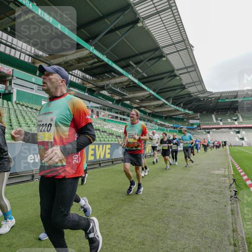 05.10.2025 - 20. swb-Marathon Bremen Michael Burmester http://msf.ph/oto/9278011 05.10.2025 10:30:29 Laufen im Stadion 7202, 7733, 9199, 9209, 9214, 9230, 9240, 9251, 9255, 9259, 9261, 9299, 9317, 9333, 9399, 9435, 9452, 9482, 9501, 9578, 9579, 9658, 9663, 9676, 9787, 9803, 9832, 9888, 9894, 9906, 9966, 9975, 9987, 10022, 10043, 10066, 10159, 10221, 10224, 10227, 10241, 10246, 10251, 10254, 10346, 10376, 10378, 10380, 10392, 10432, 10443, 10507, 10548, 10556, 10581, 10584, 10625, 10673, 10781, 10873, 10923, 10932, 11091, 11177, 11298, 11319, 9014, 9369, 10170 meine-sportfotos.de