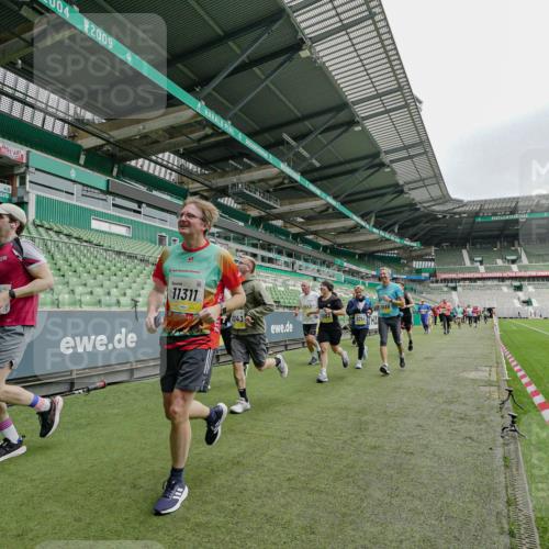 05.10.2025 - 20. swb-Marathon Bremen Michael Burmester http://msf.ph/oto/9278024 05.10.2025 10:30:29 Laufen im Stadion 7202, 7733, 9199, 9209, 9214, 9230, 9240, 9251, 9255, 9259, 9261, 9299, 9317, 9333, 9399, 9435, 9452, 9482, 9501, 9578, 9579, 9658, 9663, 9676, 9787, 9803, 9832, 9888, 9894, 9906, 9966, 9975, 9987, 10022, 10043, 10066, 10159, 10221, 10224, 10227, 10241, 10246, 10251, 10254, 10346, 10376, 10378, 10380, 10392, 10432, 10443, 10507, 10548, 10556, 10581, 10584, 10625, 10673, 10781, 10873, 10923, 10932, 11091, 11177, 11298, 11319, 9014, 9369, 10170 meine-sportfotos.de