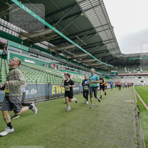 05.10.2025 - 20. swb-Marathon Bremen Michael Burmester http://msf.ph/oto/9278029 05.10.2025 10:30:30 Laufen im Stadion 7202, 7733, 9199, 9209, 9214, 9230, 9240, 9251, 9255, 9259, 9261, 9299, 9317, 9333, 9399, 9435, 9452, 9482, 9501, 9578, 9579, 9658, 9663, 9676, 9787, 9803, 9832, 9888, 9894, 9906, 9966, 9975, 9987, 10022, 10043, 10066, 10159, 10221, 10224, 10227, 10241, 10246, 10251, 10254, 10346, 10376, 10378, 10380, 10392, 10432, 10443, 10507, 10548, 10556, 10581, 10584, 10625, 10673, 10781, 10873, 10923, 10932, 11091, 11177, 11298, 11319, 9014, 9369, 10170, 10932 meine-sportfotos.de