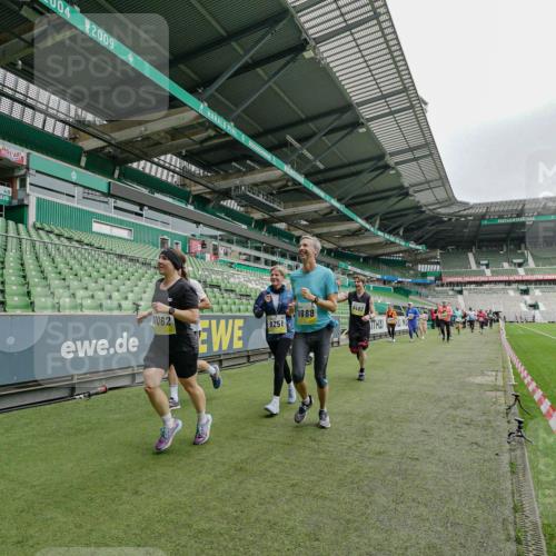 05.10.2025 - 20. swb-Marathon Bremen Michael Burmester http://msf.ph/oto/9278045 05.10.2025 10:30:31 Laufen im Stadion 7202, 7733, 9199, 9209, 9214, 9230, 9240, 9251, 9255, 9259, 9261, 9299, 9317, 9333, 9399, 9435, 9452, 9482, 9501, 9578, 9579, 9658, 9663, 9676, 9787, 9803, 9832, 9888, 9894, 9906, 9966, 9975, 9987, 10022, 10043, 10066, 10159, 10221, 10224, 10227, 10241, 10246, 10251, 10254, 10346, 10376, 10378, 10380, 10392, 10432, 10443, 10507, 10548, 10556, 10581, 10584, 10625, 10673, 10781, 10873, 10923, 11091, 11177, 11298, 11319, 9014, 9369, 9578, 10170, 10932 meine-sportfotos.de