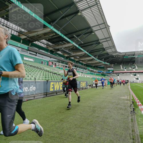 05.10.2025 - 20. swb-Marathon Bremen Michael Burmester http://msf.ph/oto/9278054 05.10.2025 10:30:32 Laufen im Stadion 7202, 7733, 9199, 9209, 9214, 9230, 9240, 9251, 9255, 9259, 9261, 9299, 9317, 9333, 9399, 9435, 9452, 9482, 9501, 9579, 9645, 9658, 9663, 9676, 9787, 9803, 9832, 9888, 9894, 9906, 9966, 9975, 9987, 10022, 10043, 10066, 10159, 10221, 10224, 10227, 10241, 10246, 10251, 10254, 10346, 10376, 10378, 10380, 10392, 10432, 10443, 10507, 10548, 10556, 10581, 10584, 10625, 10673, 10781, 10873, 10923, 11091, 11177, 11298, 11319, 9014, 9369, 9578, 9579, 10170, 10932 meine-sportfotos.de