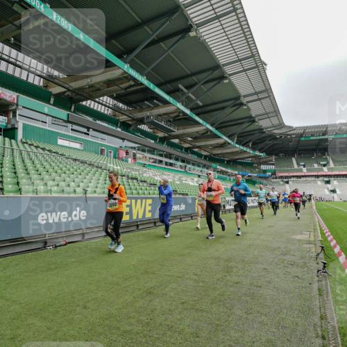 05.10.2025 - 20. swb-Marathon Bremen Michael Burmester http://msf.ph/oto/9278073 05.10.2025 10:30:35 Laufen im Stadion 7202, 7733, 9199, 9209, 9214, 9230, 9240, 9251, 9255, 9259, 9261, 9299, 9317, 9333, 9399, 9435, 9452, 9482, 9501, 9645, 9663, 9676, 9787, 9832, 9888, 9894, 9906, 9966, 9975, 9987, 10022, 10043, 10066, 10159, 10221, 10224, 10227, 10241, 10246, 10251, 10254, 10346, 10376, 10378, 10380, 10392, 10443, 10507, 10548, 10556, 10581, 10584, 10625, 10673, 10781, 10873, 11091, 11177, 11298, 11319, 9014, 9369, 9578, 9579, 9658, 9803, 10170, 10432, 10923, 10932 meine-sportfotos.de