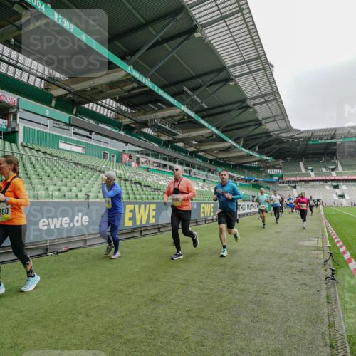 05.10.2025 - 20. swb-Marathon Bremen Michael Burmester http://msf.ph/oto/9278083 05.10.2025 10:30:36 Laufen im Stadion 7202, 7733, 9199, 9209, 9214, 9230, 9240, 9251, 9255, 9259, 9261, 9299, 9317, 9333, 9399, 9435, 9452, 9482, 9501, 9645, 9663, 9676, 9683, 9787, 9832, 9888, 9894, 9906, 9966, 9975, 9987, 10022, 10043, 10066, 10159, 10221, 10224, 10227, 10241, 10246, 10251, 10254, 10346, 10376, 10378, 10380, 10392, 10443, 10507, 10548, 10556, 10581, 10584, 10625, 10673, 10781, 10873, 11091, 11177, 11319, 9014, 9369, 9578, 9579, 9658, 9803, 10170, 10432, 10923, 10932 meine-sportfotos.de