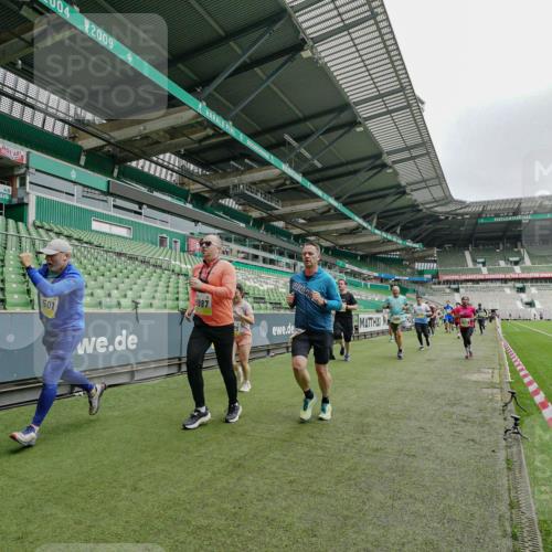 05.10.2025 - 20. swb-Marathon Bremen Michael Burmester http://msf.ph/oto/9278091 05.10.2025 10:30:37 Laufen im Stadion 7202, 7733, 9199, 9209, 9214, 9230, 9240, 9251, 9255, 9259, 9261, 9299, 9317, 9333, 9399, 9435, 9452, 9482, 9501, 9645, 9663, 9676, 9683, 9708, 9787, 9832, 9888, 9894, 9906, 9966, 9975, 9987, 10022, 10043, 10066, 10159, 10221, 10224, 10227, 10241, 10246, 10251, 10254, 10346, 10376, 10378, 10380, 10392, 10443, 10479, 10507, 10548, 10556, 10581, 10584, 10625, 10673, 10781, 10873, 11091, 11177, 11319, 9014, 9261, 9369, 9578, 9579, 9658, 9803, 10170, 10432, 10923, 10932 meine-sportfotos.de