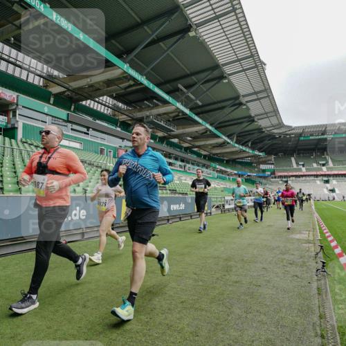 05.10.2025 - 20. swb-Marathon Bremen Michael Burmester http://msf.ph/oto/9278100 05.10.2025 10:30:37 Laufen im Stadion 7202, 7733, 9199, 9209, 9214, 9230, 9240, 9251, 9255, 9259, 9261, 9299, 9317, 9333, 9399, 9435, 9452, 9482, 9501, 9645, 9663, 9676, 9683, 9708, 9787, 9832, 9888, 9894, 9906, 9966, 9975, 9987, 10022, 10043, 10066, 10159, 10221, 10224, 10227, 10241, 10246, 10251, 10254, 10346, 10376, 10378, 10380, 10392, 10443, 10479, 10507, 10548, 10556, 10581, 10584, 10625, 10673, 10781, 10873, 11091, 11177, 11319, 9014, 9261, 9369, 9578, 9579, 9658, 9803, 10170, 10432, 10923, 10932 meine-sportfotos.de