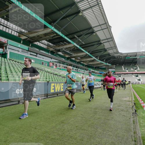 05.10.2025 - 20. swb-Marathon Bremen Michael Burmester http://msf.ph/oto/9278125 05.10.2025 10:30:39 Laufen im Stadion 7202, 7733, 9209, 9214, 9230, 9240, 9251, 9255, 9259, 9299, 9317, 9333, 9399, 9435, 9452, 9482, 9501, 9645, 9663, 9676, 9683, 9708, 9787, 9832, 9888, 9894, 9906, 9966, 9975, 9987, 10022, 10043, 10066, 10159, 10221, 10224, 10227, 10241, 10251, 10254, 10346, 10376, 10378, 10380, 10392, 10443, 10479, 10507, 10548, 10556, 10581, 10584, 10625, 10673, 10873, 11091, 11177, 11319, 7202, 9014, 9199, 9261, 9369, 9578, 9579, 9658, 9803, 10170, 10432, 10923, 10932 meine-sportfotos.de