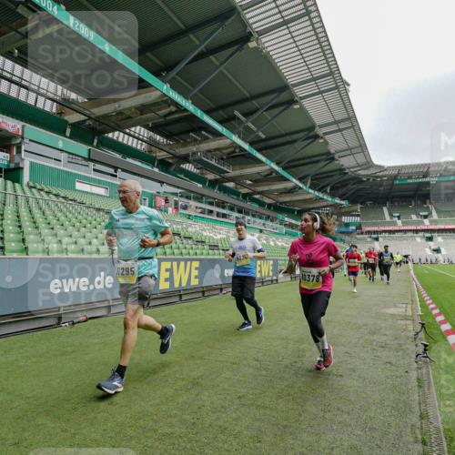 05.10.2025 - 20. swb-Marathon Bremen Michael Burmester http://msf.ph/oto/9278136 05.10.2025 10:30:39 Laufen im Stadion 7202, 7733, 9209, 9214, 9230, 9240, 9251, 9255, 9259, 9299, 9317, 9333, 9399, 9435, 9452, 9482, 9501, 9645, 9663, 9676, 9683, 9708, 9787, 9832, 9888, 9894, 9906, 9966, 9975, 9987, 10022, 10043, 10066, 10159, 10221, 10224, 10227, 10241, 10251, 10254, 10346, 10376, 10378, 10380, 10392, 10443, 10479, 10507, 10548, 10556, 10581, 10584, 10625, 10673, 10873, 11091, 11177, 11319, 7202, 9014, 9199, 9261, 9369, 9578, 9579, 9658, 9803, 10170, 10432, 10923, 10932 meine-sportfotos.de