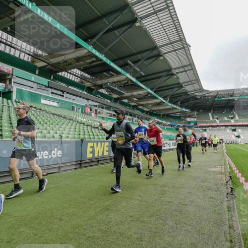 05.10.2025 - 20. swb-Marathon Bremen Michael Burmester http://msf.ph/oto/9278210 05.10.2025 10:30:44 Laufen im Stadion 7733, 9209, 9214, 9230, 9240, 9251, 9255, 9259, 9277, 9299, 9317, 9333, 9399, 9416, 9425, 9435, 9482, 9501, 9645, 9663, 9676, 9683, 9708, 9787, 9888, 9894, 9906, 9966, 9975, 9987, 10022, 10043, 10066, 10159, 10221, 10224, 10227, 10241, 10251, 10254, 10346, 10378, 10380, 10392, 10443, 10449, 10479, 10507, 10548, 10556, 10581, 10584, 10625, 10873, 11177, 11319, 7202, 9014, 9199, 9261, 9369, 9452, 9578, 9579, 9658, 9803, 10170, 10432, 10923, 10932 meine-sportfotos.de