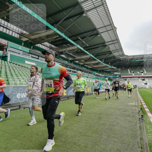 05.10.2025 - 20. swb-Marathon Bremen Michael Burmester http://msf.ph/oto/9278255 05.10.2025 10:30:46 Laufen im Stadion 7733, 9209, 9214, 9230, 9240, 9251, 9255, 9259, 9277, 9299, 9317, 9333, 9399, 9416, 9425, 9435, 9482, 9501, 9645, 9663, 9676, 9683, 9708, 9787, 9888, 9894, 9906, 9966, 9975, 9987, 10022, 10043, 10066, 10159, 10221, 10224, 10227, 10241, 10251, 10254, 10346, 10378, 10380, 10392, 10443, 10449, 10479, 10507, 10514, 10548, 10556, 10581, 10584, 10625, 10873, 11319, 7202, 9014, 9199, 9261, 9369, 9452, 9578, 9579, 9658, 9803, 10170, 10432, 10923, 10932 meine-sportfotos.de