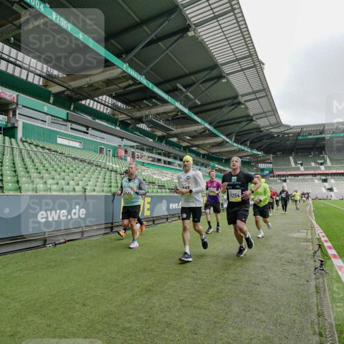 05.10.2025 - 20. swb-Marathon Bremen Michael Burmester http://msf.ph/oto/9278267 05.10.2025 10:30:48 Laufen im Stadion 7733, 9209, 9214, 9230, 9240, 9251, 9259, 9263, 9277, 9299, 9317, 9333, 9399, 9416, 9425, 9449, 9482, 9501, 9645, 9663, 9676, 9683, 9708, 9715, 9787, 9888, 9894, 9906, 9966, 9975, 9987, 10022, 10043, 10066, 10159, 10221, 10224, 10227, 10241, 10251, 10254, 10317, 10346, 10378, 10380, 10392, 10443, 10449, 10479, 10507, 10514, 10548, 10556, 10581, 10584, 10625, 10873, 11319, 7202, 9014, 9199, 9261, 9369, 9452, 9578, 9579, 9658, 9803, 10170, 10432, 10923, 10932 meine-sportfotos.de